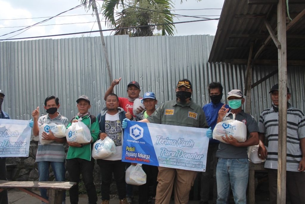 Ruang Baik Bagikan 170 Paket Sembako Ke Pejuang Keluarga Terdampak Covid-19