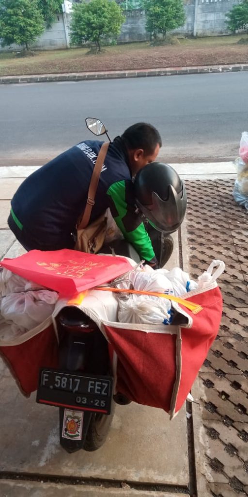 Kurir pengantar Paket Sembako