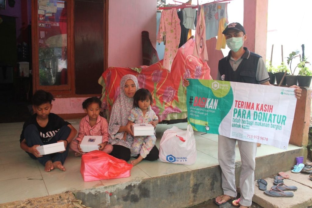 Berbagi Paket Nasi untuk Berbuka Yatim
