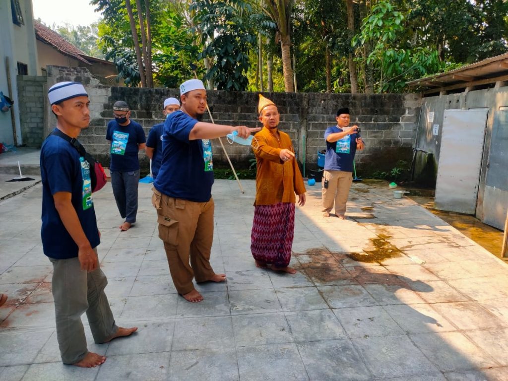 meninjau Pondok Santri di Blitar