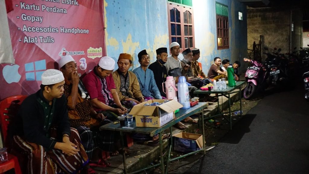 Warga setempat hadir tahlilan mendoakan almarhumah