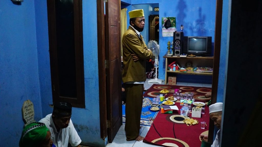 Hadir Lurah, Ketua RW dan Ketua RT dalam acara Tahlilan almarhumah di malam kesatu