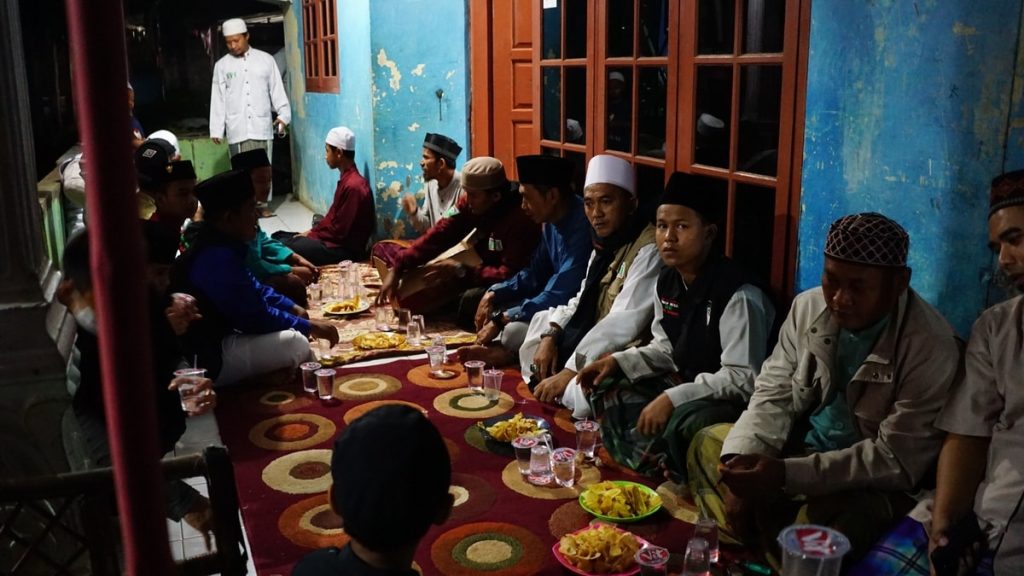 Jamaah dari FPI hadir tahlilan untuk mendoakan almarhumah