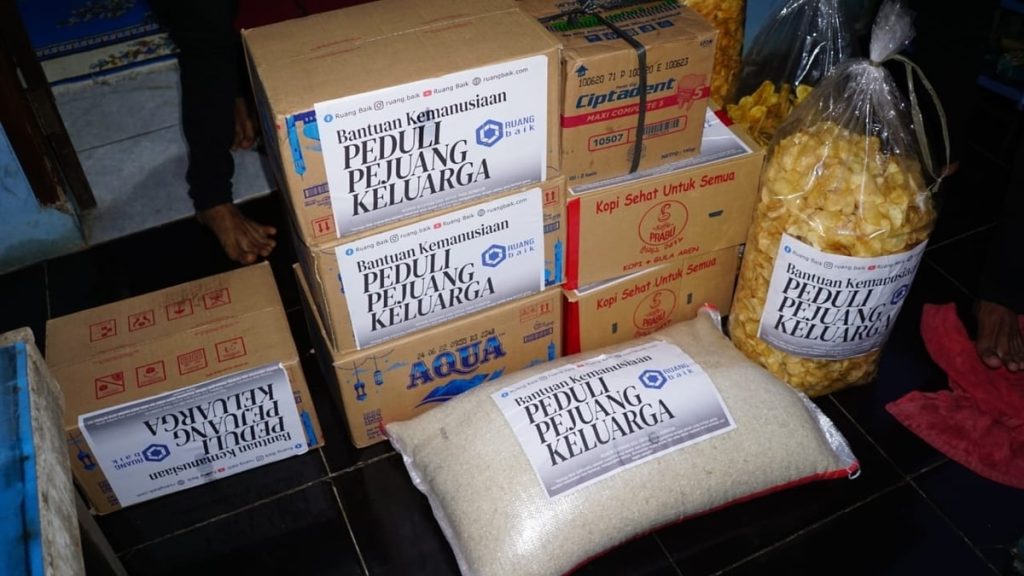paket bantuan sembako Ruang Baik untuk keluarga almarhumah