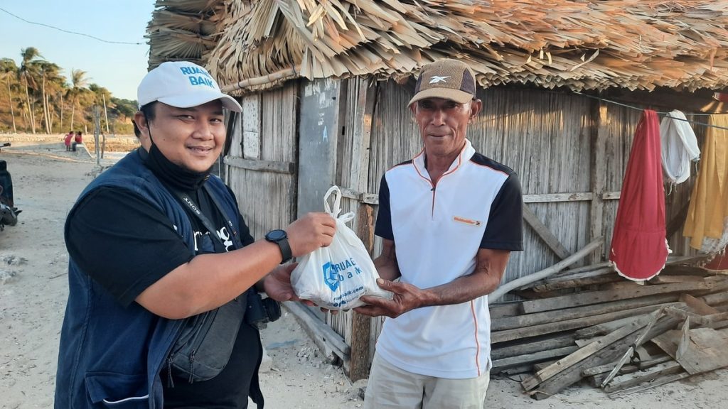 Distirbusi Daging Kurban kepada warga di Dusun Tanjung, Kabupaten Rote Ndao, NTT. 31 Juli 2020