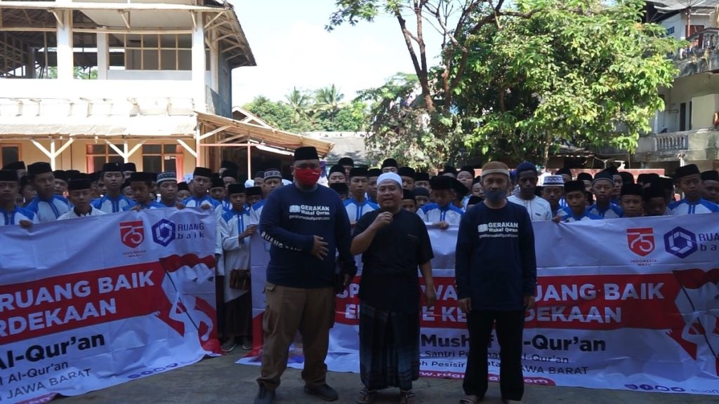Tim Ruang Baik bersama KH Nonop Hanafi dan para santri di Pesantren Miftahul Huda II, Ciamis.