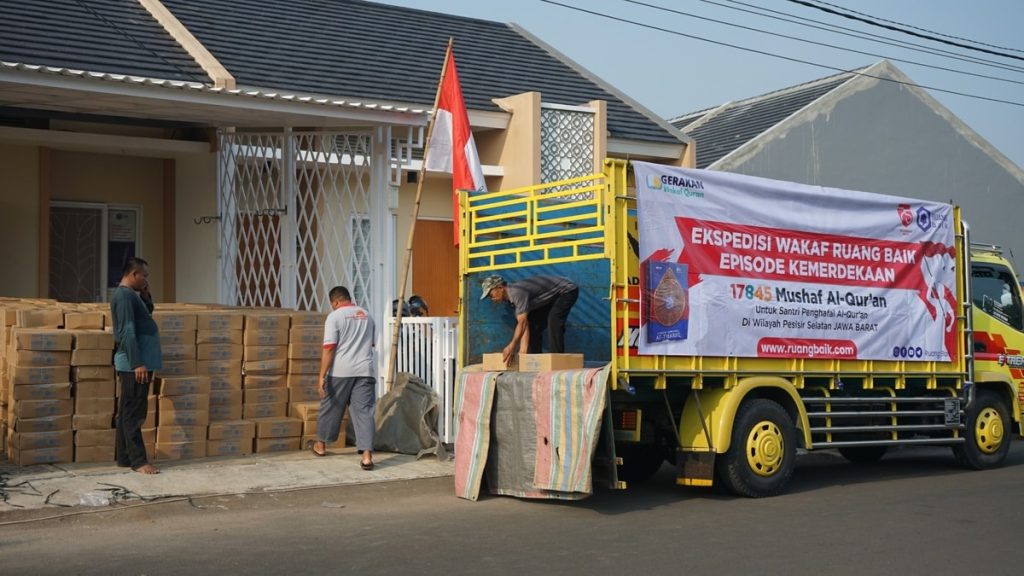 Loading Al Quran Wakaf Ruang Baik Dalam Rangka Ekspedisi Wakaf Episode Kemerdekaan, Depok