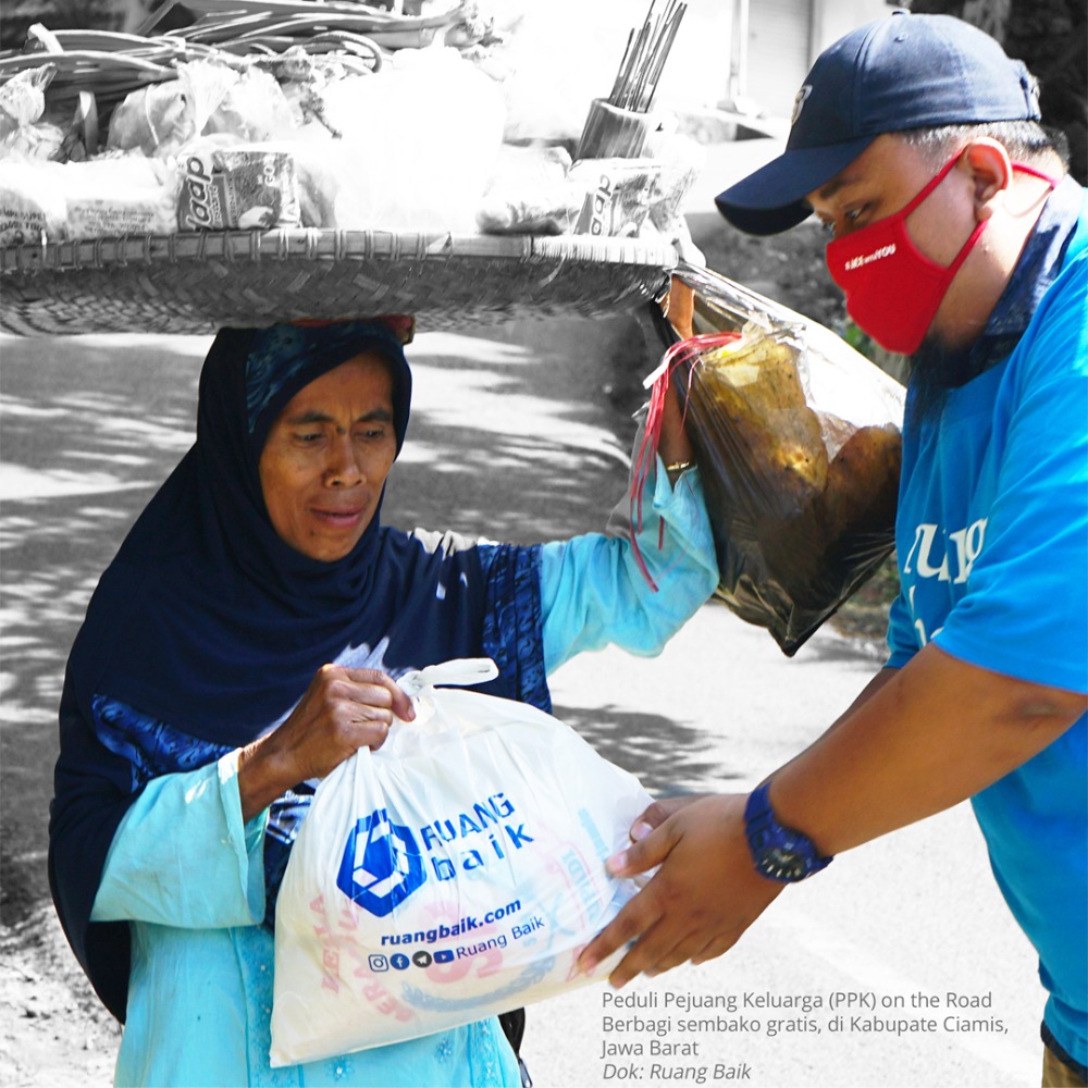Galang Kepedulian Di Tengah Pandemi, Ruang Baik Salurkan 17 Ton Lebih Beras dan Paket Sembako Untuk Dhuafa