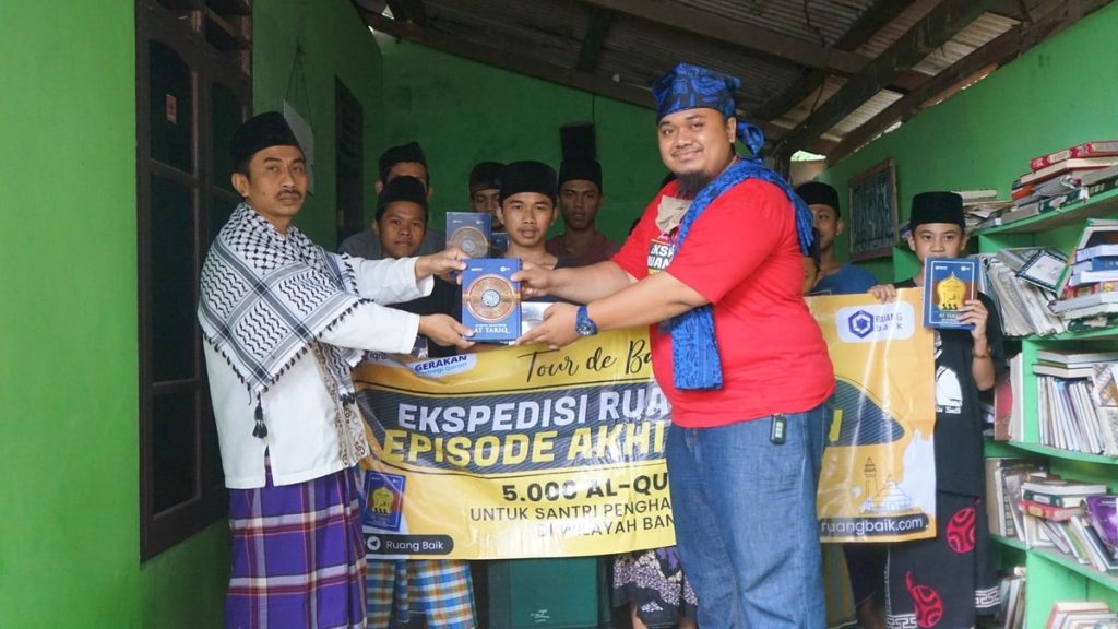 Penyaluran Mushaf Al Quran di Pesantren Salafiah Al Amin, Kampung Ciboleger, di Desa Wisaya Baduy, Lebak, Banten