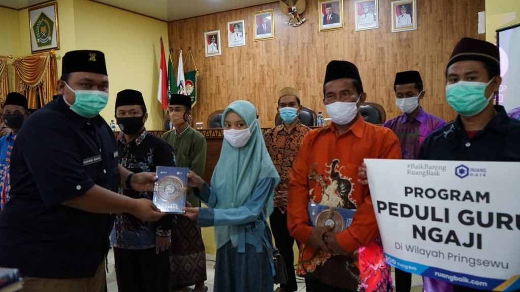 Ust. Hendra Aditya selaku Ketua Yayasan Ruang Baik Bersama (Ruang Baik) secara simbolis menyerahkan bantuan Insentif untuk Guru Ngaji dan Bantuan Al Quran untuk Majelis Taklim yang dibinanya