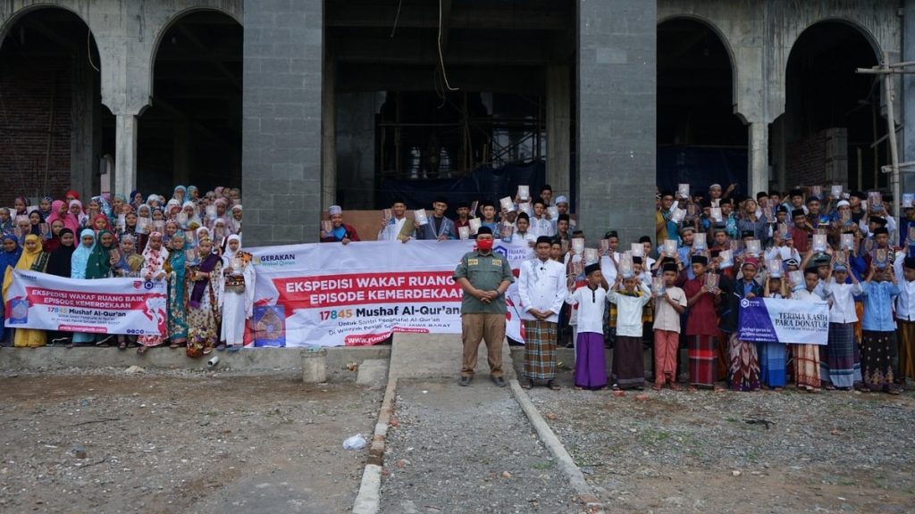 Penyaluran Al Quran ke Pesisir Jawa Barat pada kegiatan Ekspedisi Episode Kemerdekaan