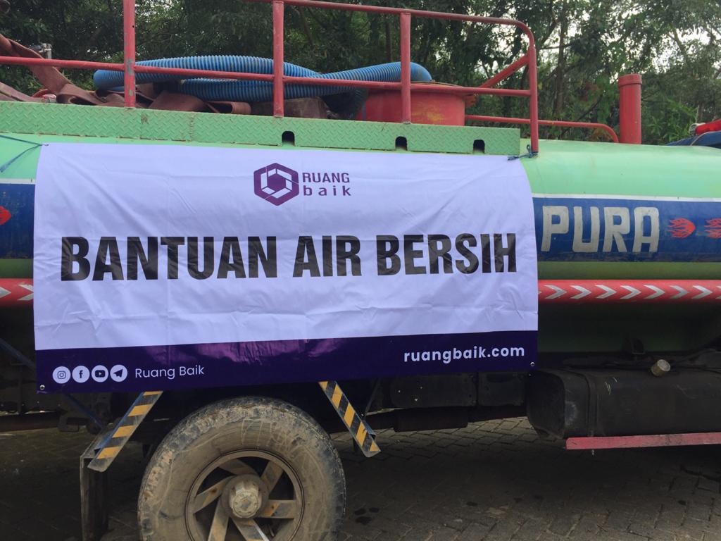 Turut Bantu Korban Banjir Kalsel, Ruang Baik Salurkan Bantuan Air Bersih