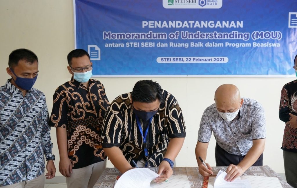 Suasana seremoni penandatanganan kerjasama penyaluran Beasiswa Ruang Baik kepada 30 Mahasiswa STEI SEBI