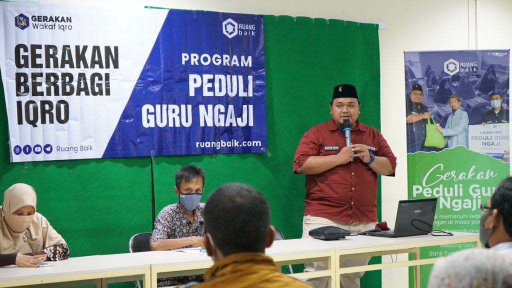 Hendra Aditya (kanan) dalam sambutannya pada seremoni penyaluran 5000 Buku IQRO dan Bantuan Insentif Guru Ngaji di Cirebon (24-25/2/2021)