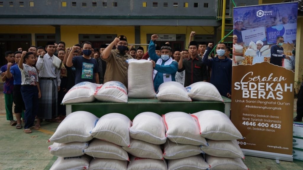 Ruang Baik Salurkan 1 Ton Beras Untuk Santri Di Pesantren Daar El Manshur, Depok