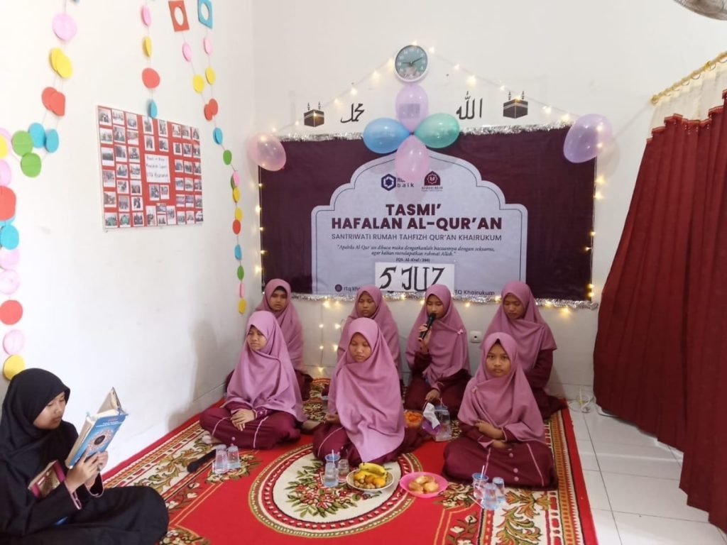 7 orang santriwati RTQ Khairukum sedang Tasmi' Hafalan 5 Juz Al Quran. Doc RTQ Khairukum