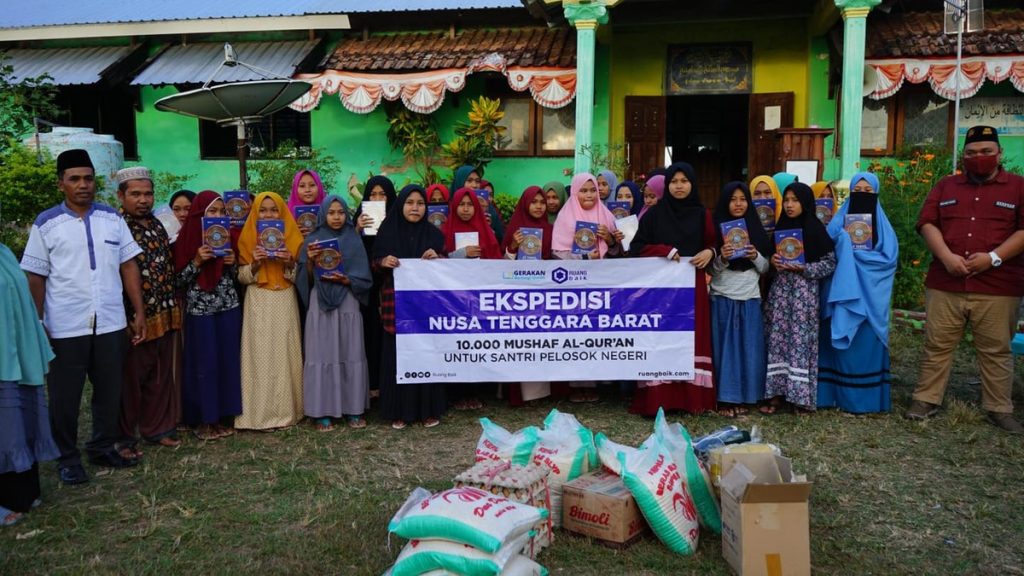 bersama Santri Pondok Pesantren Muthmainnah Leseng Sumbawa
