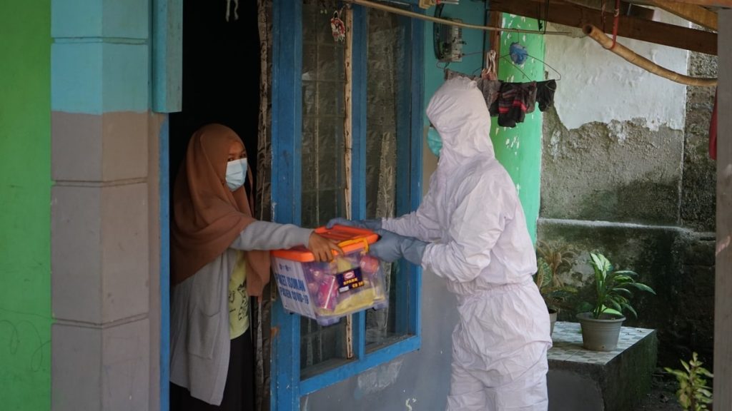Paket Isoman untuk warga Bojongsari, Depok