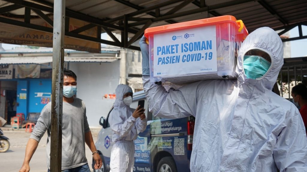 Tim penyaluran Paket isoman kepada warga yang sedang melakukan Isolasi mandiri