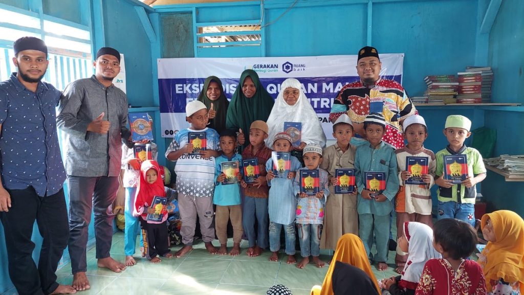 bersama santri penerima Iqro