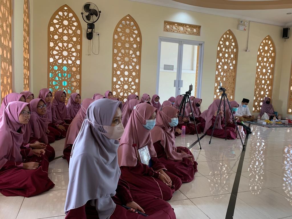 Para Santri RTQ Khairukum saat menyimak Tausyiah pada acara Tasyakuran Parade Tasmi