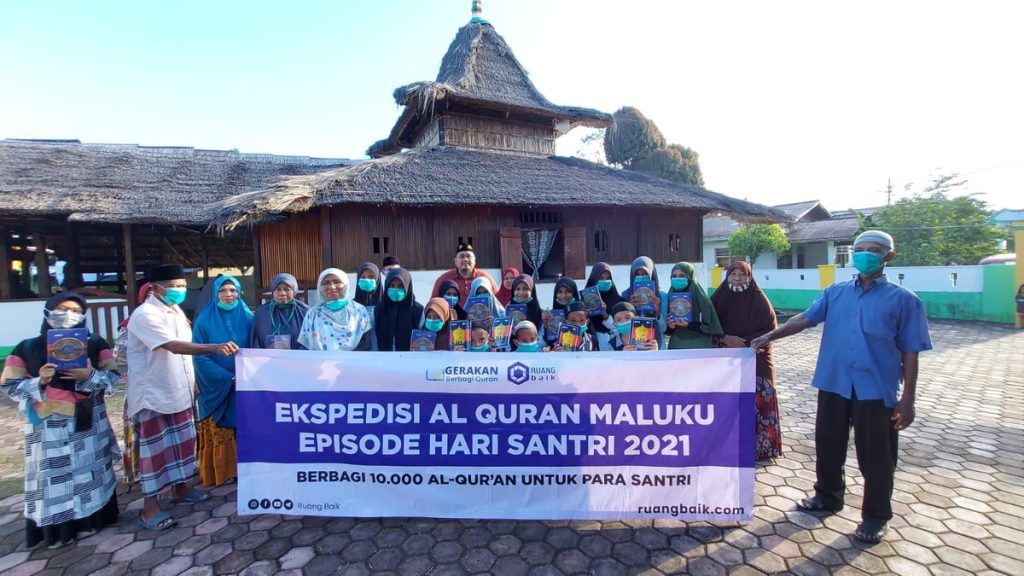 Di Masjid Tua Wapauwe membagikan Al Quran