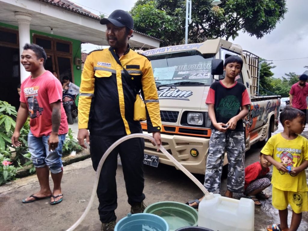warga mengantri air bersih