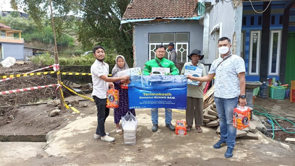 paket makan, air mineral dan peralatan masak diberikan langsung