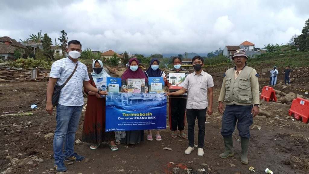 amanah donatur ruang baik langsung disampaikan ke warga terdampak disaksikan ketua RT