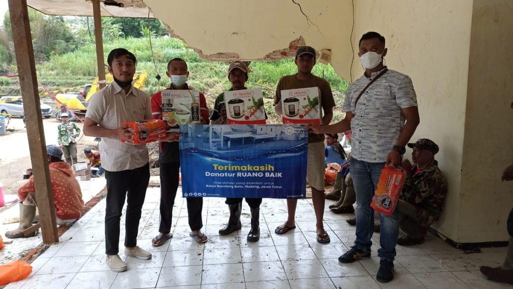 di lokasi rumah yang rusak terkena bencana menyampaikan bantuan dari donatur ruang baik