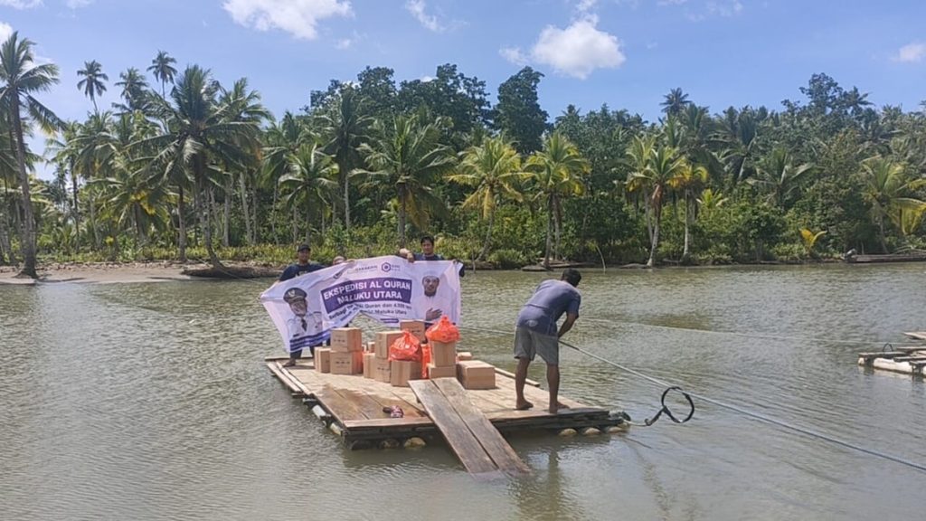Saat tim menyebrangi sungai menuju Rumah Tadabur Al Quran Al Busyro
Bisui, Gane Timur, Halmahera Tengah (23 Januari 2022)