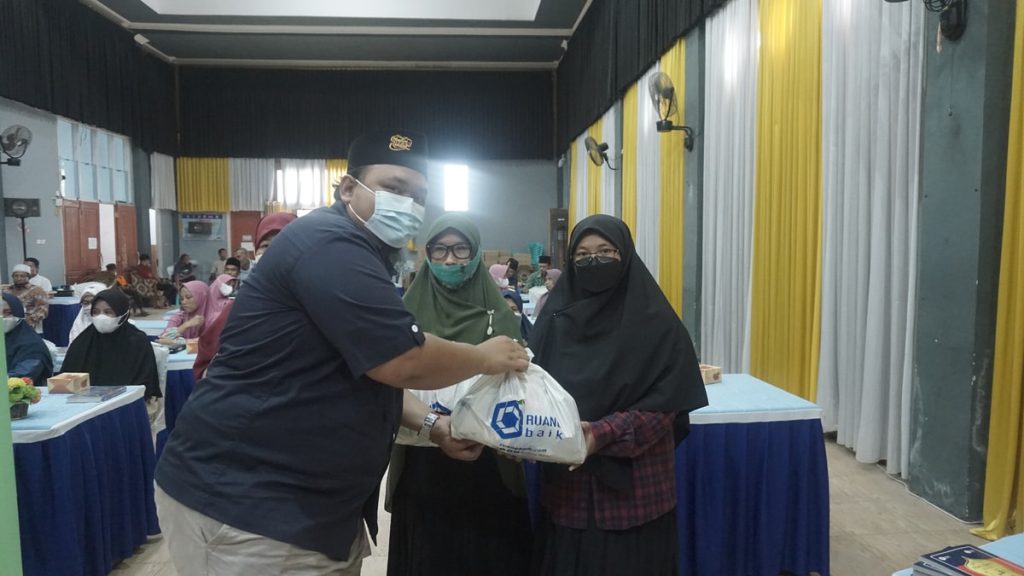 serah terima sembako untuk guru ngaji