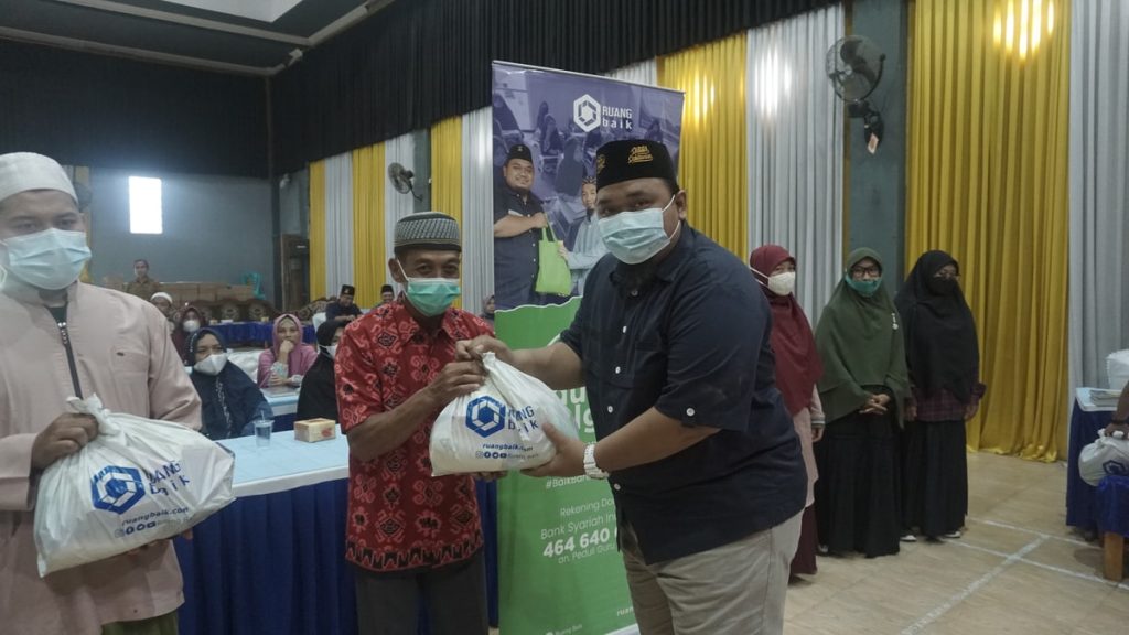 Serah terima paket Sembako untuk guru ngaji
