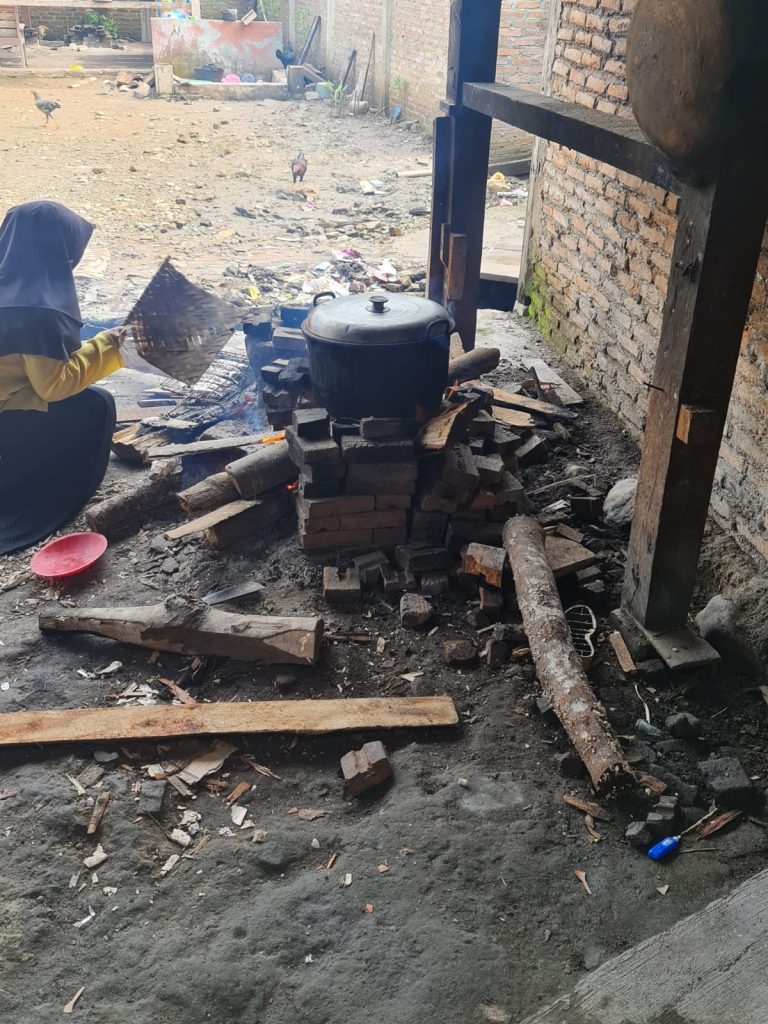 kegiatan memasak santriwati dengan alat dan lauk seadanya