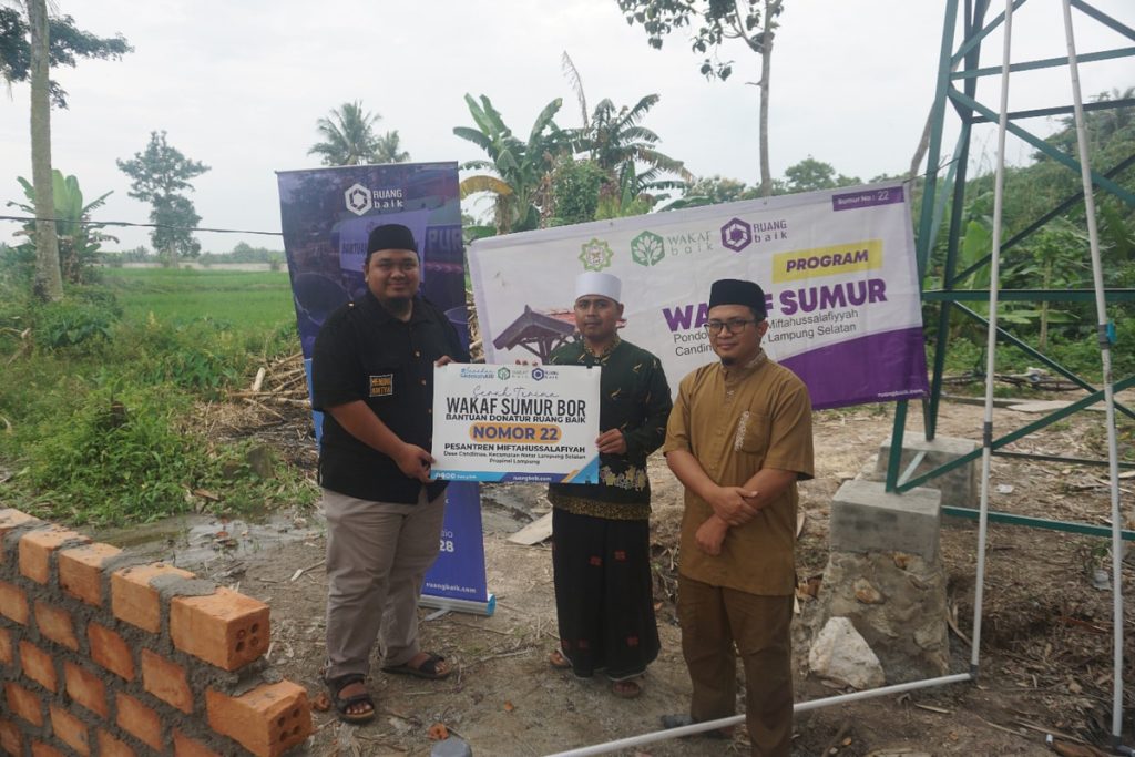 serah terima sumur bor di Pondok Pesantren Miftahussalafiyah Desa Candimas Kecamatan Natar