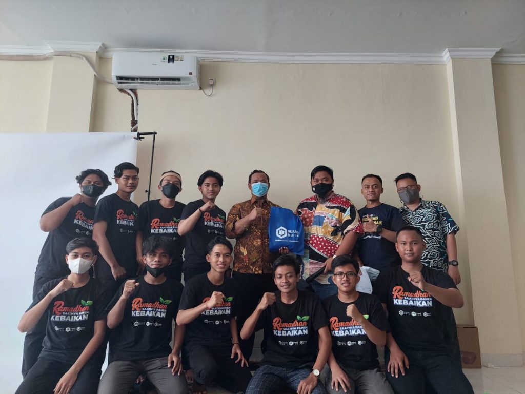 bersama para relawan