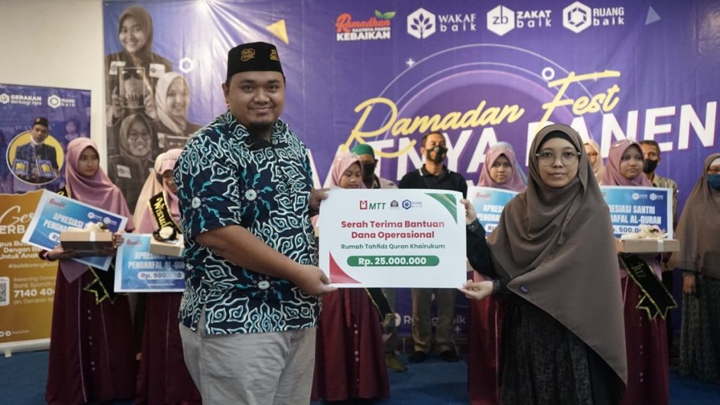 Serah terima Bantuan Operasional RTQ Khairukum
