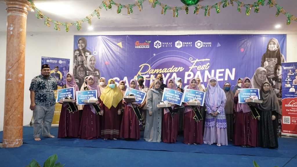 Simbolis Apresiasi Santriwati - Wisuda 30 Juz Al Quran