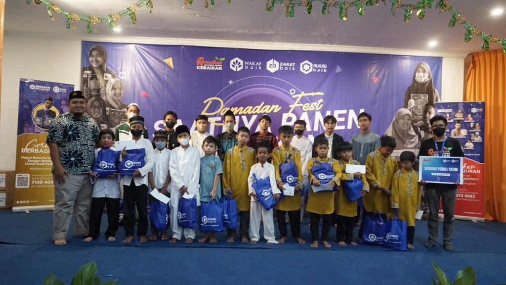 Simbolis Penyaluran Paket Santunan Untuk Anak-Anak Yatim