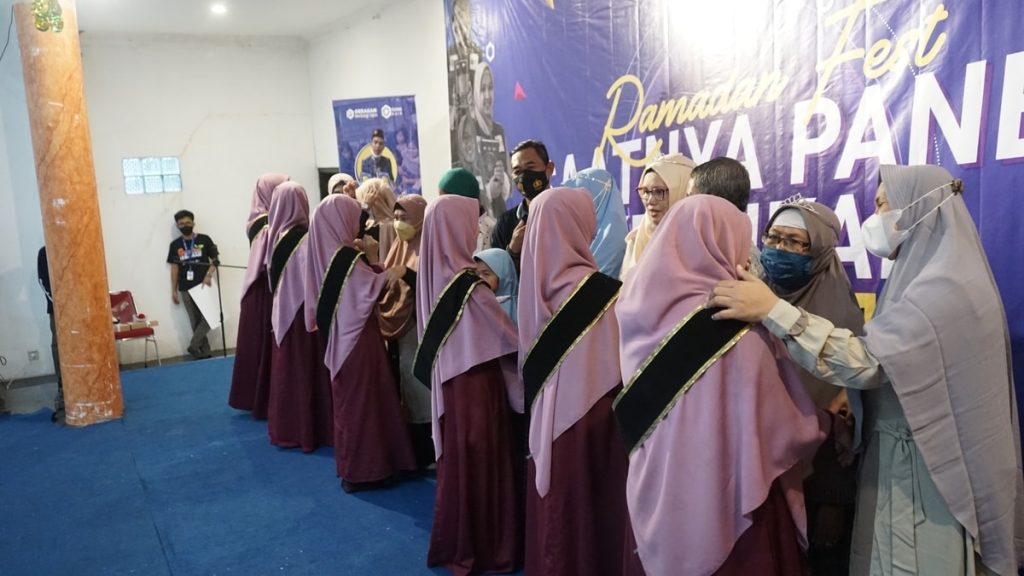 Seremoni Penyematan Mahkota kepada Orangtua/Walisantri oleh Wisudawati RTQ Khairukum