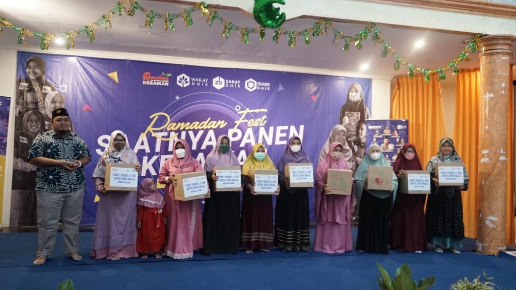 Simbolis Penyaluran Paket Parcel Untuk Guru Ngaji