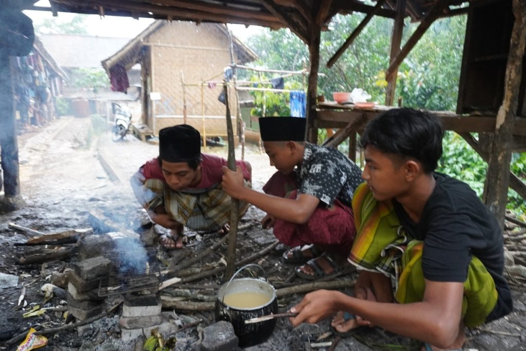 Santri sedang menyiapkan makanan untuk rekan-rekan santri lainnya