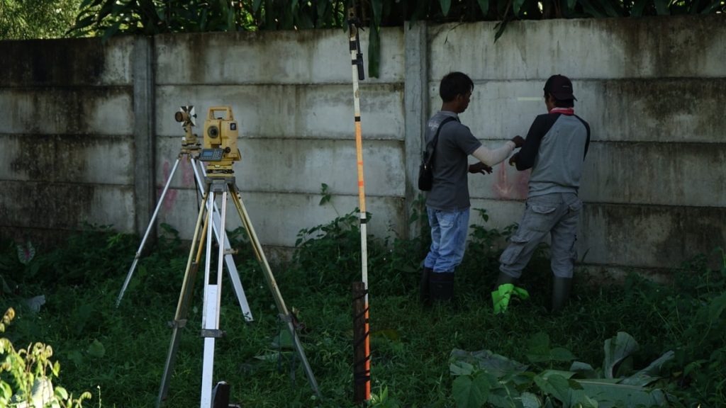 Aktifitas staking out pekerja pelaksana pembangunan Pesantren Khairukum