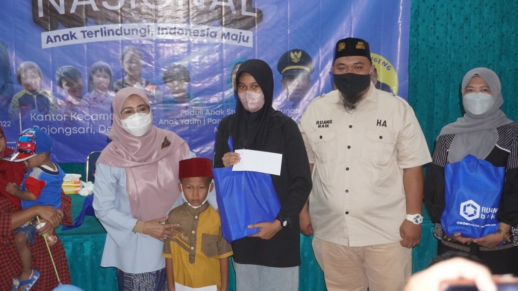 Ibu Elly Farida (Ketua TP PKK Kota Depok) Membersamai Dalam Menyerahkan Bantuan Untuk Anak-Anak Yatim