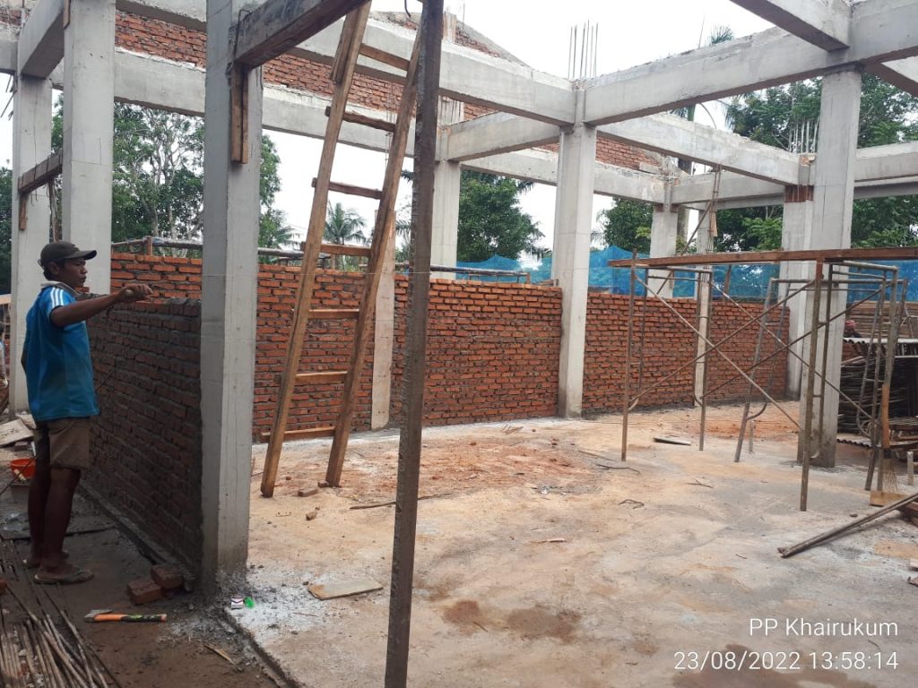 Pemasangan Dinding Asrama Santri Pesantren Khairukum