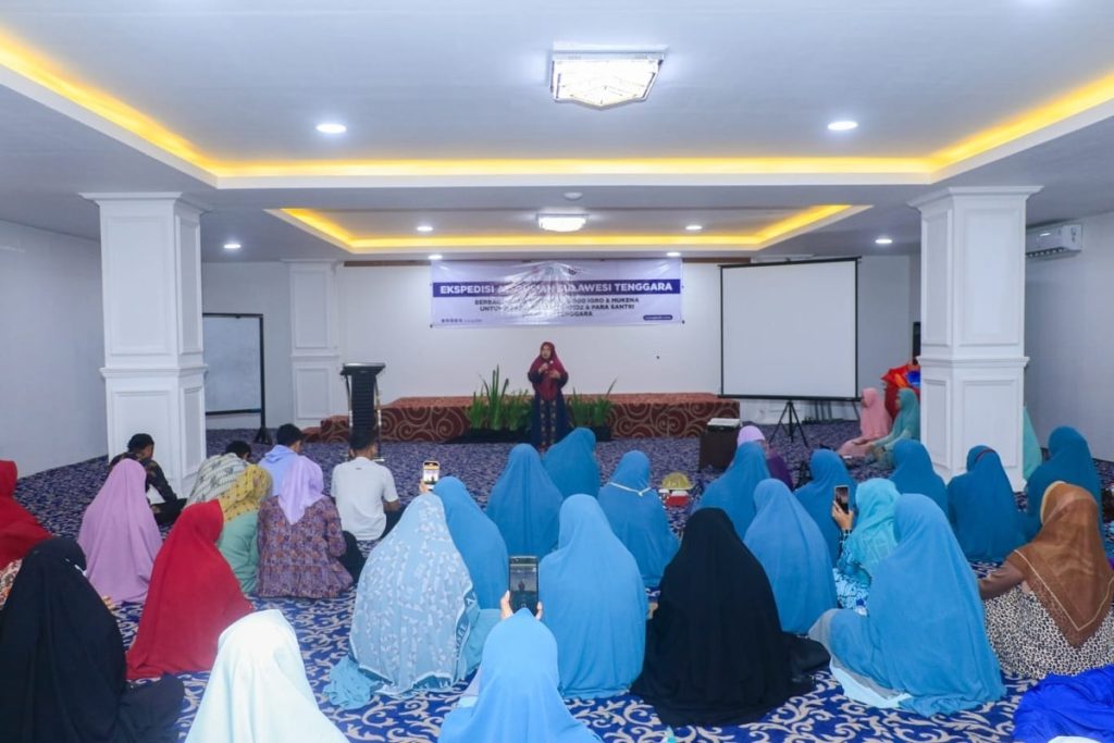 Suasana Kegiatan Seremoni Penyaluran Al Quran di Kota Kendari. Tampak sedang sambutan Ibu Walikota Kendari, Ibu Hj. Sri Lestari Sulkarnain, S.Pd., M.Si . 16 September 2022 di Hotel Zahra Syariah Kendari