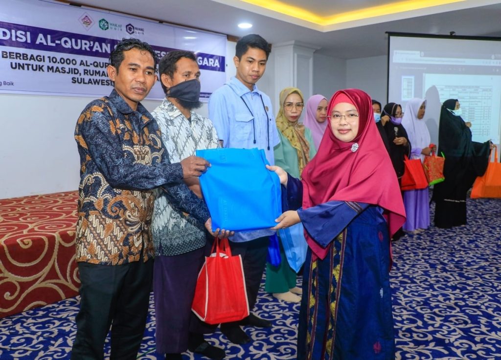 Simbolis penyerahan bantuan Al Quran, Buku IQRO dan Mukena oleh Ibu Walikota Kendari untuk penerima manfaat yang hadir