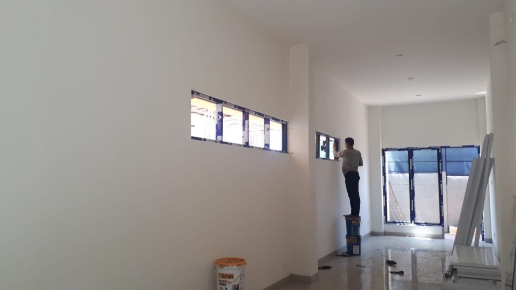 Pemasangan jendela di Kamar Musyrifah