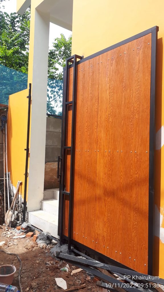 Pagar/pintu masuk asrama