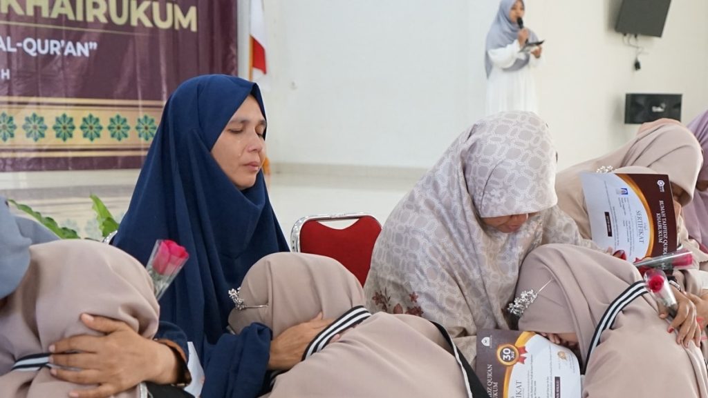 Tangis Haru Para Walisantri Pecah Saat Wisudawati RTQ Khairukum Sungkeman